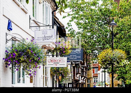 East Grinstead (Sussex, England): Geschäfte in der High Street Stockfoto