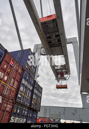 Nach oben zwischen die Beine eines Shipping Container Kran in Amsterdam Marine Terminal in Den Haag in den Niederlanden. Stockfoto