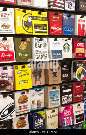 Verschiedene Karten auf Anzeige auf einen Store Rack. Stockfoto