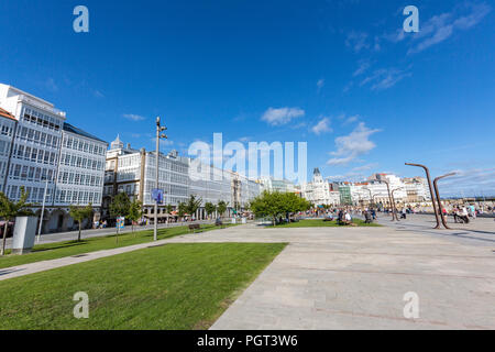 Avenida La Marina mit ihren typischen Glas Balkone und die La Marina Park, Parque La Marina, A Coruña, Galizien, Spanien Stockfoto