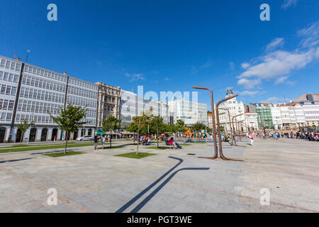 Avenida La Marina mit ihren typischen Glas Balkone und die La Marina Park, Parque La Marina, A Coruña, Galizien, Spanien Stockfoto