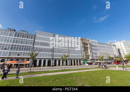 Avenida La Marina mit ihren typischen Glas Balkone und die La Marina Park, Parque La Marina, A Coruña, Galizien, Spanien Stockfoto