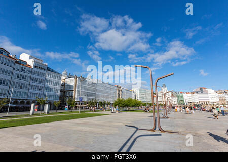 Avenida La Marina mit ihren typischen Glas Balkone und die La Marina Park, Parque La Marina, A Coruña, Galizien, Spanien Stockfoto