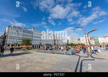 Kinder auf dem Spielplatz in der Avenida La Marina mit ihren typischen Glas Balkone und die La Marina Park, Parque La Marina, A Coruña, Galizien, Spanien Stockfoto