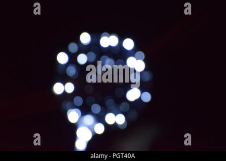 Bokeh Lichter mit dem Kreis angeordneten, weißen und grauen verschwommenes Licht bokeh bizarren Hintergrund Stockfoto