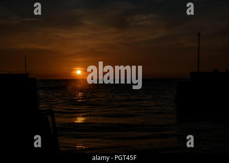 Sun Set über die Cardigan Bay von South Beach aberaeron Stockfoto