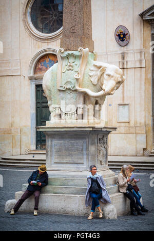 Rom, Italien. Piazza Della Minerva. Das 17. Jahrhundert Skulptur des Elefanten von Berninis Schüler Ercole Ferrata unterstützt eine 6. Jahrhundert v. Chr. Ägyptische ob Stockfoto