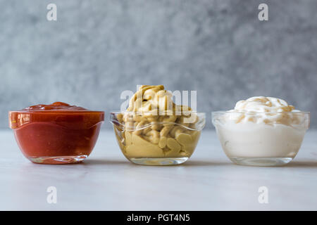 Satz von drei klassische Soße Ketchup, Mayonnaise und Senf in kleinen Glasschalen. Fast-food-Sauce. Stockfoto