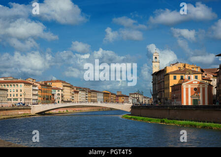 Fluss Arno, der durch das historische Zentrum von Pisa Stockfoto