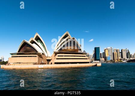Sydney, Aussicht auf die Oper und die CBD im Hintergrund Schuß vom Boot aus Stockfoto