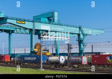 ROTTERDAM, Niederlande - 6. Mai 2017: Die kranverladung Container auf einem Zug im Rotterdamer Hafen Stockfoto