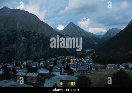 Saas Fee 1798 m. im Saastal im Kanton Wallis Schweiz entfernt in der Nacht Stockfoto