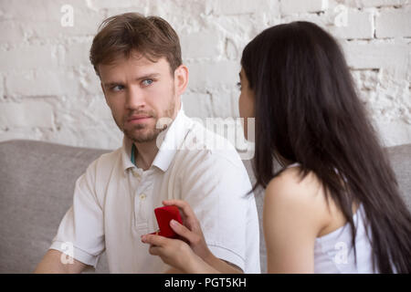 Entscheidende Frau fragt verwundert Liebhaber sie heiraten Stockfoto