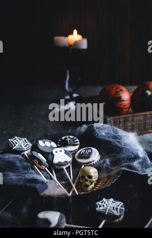 Hausgemachte Halloween cookies mit unheimlichen Dekorationen Stockfoto