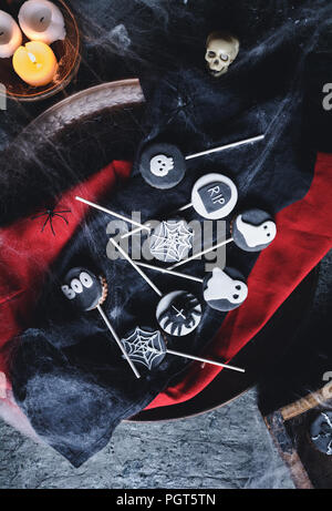 Hausgemachte Halloween cookies mit unheimlichen Dekorationen Stockfoto