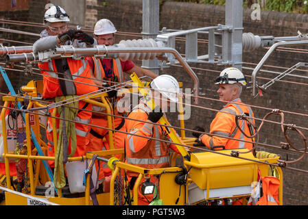 Newbury, Berkshire GROSSBRITANNIEN. Ingenieure arbeiten an der Elektrifizierung der Bahnstrecke in Newbury. Die Great Western Railway region Stockfoto