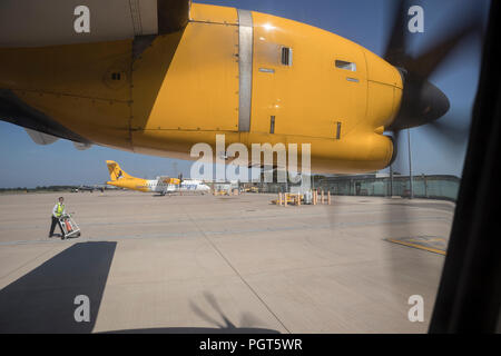 Propellor Klinge eines Aurigny Air Services bei 42-512 Turbo-Prop-Flugzeug Stockfoto