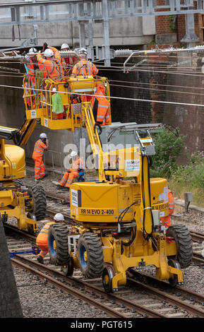 Newbury, Berkshire GROSSBRITANNIEN. Ingenieure arbeiten an der Elektrifizierung der Bahnstrecke in Newbury. Die Great Western Railway region Stockfoto