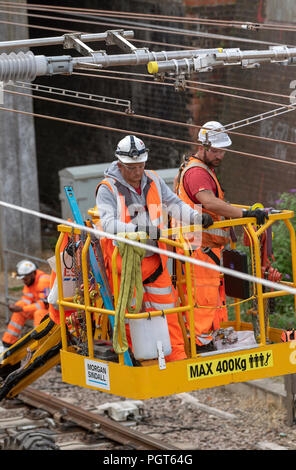 Newbury, Berkshire GROSSBRITANNIEN. Ingenieure arbeiten an der Elektrifizierung der Bahnstrecke in Newbury. Die Great Western Railway region Stockfoto