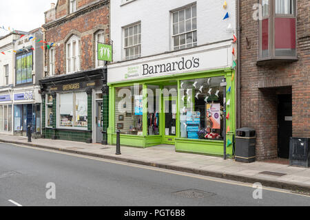 Barnardo's Wohltätigkeitsorganisation für Kinder shop in Catherine Street Salisbury GROSSBRITANNIEN Stockfoto