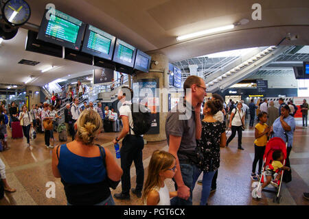 Passagiere am Bahnhof Part-Dieu, Lyon, Frankreich Stockfoto