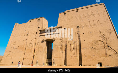 Ägyptische Figuren Hieroglyphen auf Eingang Pylon der Tempel des Horus, Edfu, Ägypten, Afrika Stockfoto