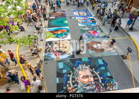 REDMOND, WA. /USA - 19. AUGUST 2018: Zuschauer genießen Sie Kunst an der Chalkfest Ereignis in Redmond, Washington. Die Lage ist Redmond Town Center. Stockfoto