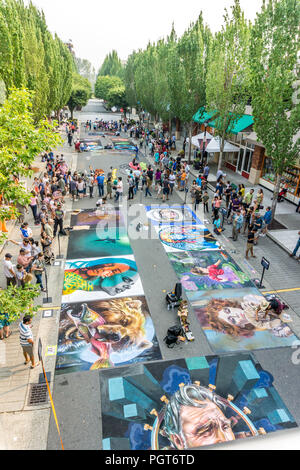 REDMOND, WA. /USA - 19. AUGUST 2018: Zuschauer genießen Sie Kunst an der Chalkfest Ereignis in Redmond, Washington. Die Lage ist Redmond Town Center. Stockfoto