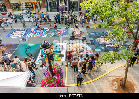 REDMOND, WA. /USA - 19. AUGUST 2018: Zuschauer genießen Sie Kunst an der Chalkfest Ereignis in Redmond, Washington. Die Lage ist Redmond Town Center. Stockfoto