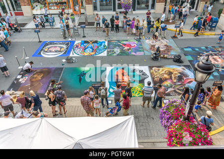 REDMOND, WA. /USA - 19. AUGUST 2018: Zuschauer genießen Sie Kunst an der Chalkfest Ereignis in Redmond, Washington. Die Lage ist Redmond Town Center. Stockfoto