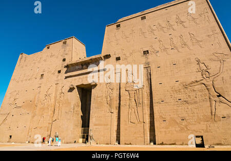 Ägyptische Figuren Hieroglyphen auf Eingang Pylon der Tempel des Horus, Edfu, Ägypten, Afrika Stockfoto