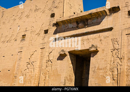 Ägyptische Figuren Hieroglyphen auf Eingang Pylon der Tempel des Horus, Edfu, Ägypten, Afrika Stockfoto