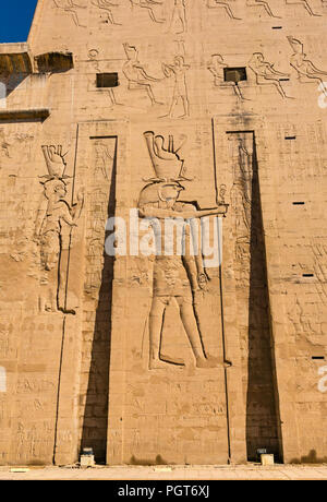 Ägyptische Figuren Hieroglyphen auf Eingang Pylon der Tempel des Horus, Edfu, Ägypten, Afrika Stockfoto