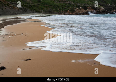 Eine Welle auf Ramla Bay Strand auf Gozo, Malta Stockfoto