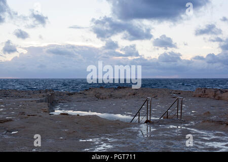 Ein wunderschönes Naturpark Dwejra Bay auf Gozo, Malta am Abend Stockfoto