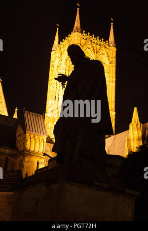 Lord Tennyson Statue Lincoln Cathedral Nachtzeit Stockfoto