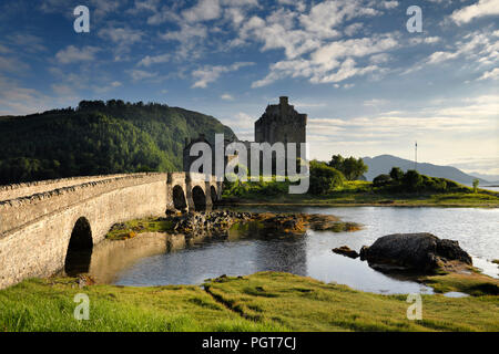 Abendsonne auf neuen Steinbogen Brücke wiederhergestellt Eilean Donan Castle auf der Insel an drei Seen in den schottischen Highlands Schottland Großbritannien Stockfoto