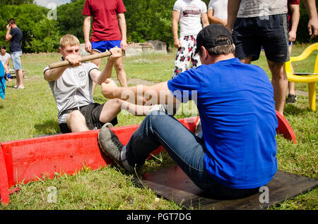 Komsomolsk am Amur, Russland, 1. August 2015. amateur Mas wrestling Wettbewerb unter Männern Stockfoto