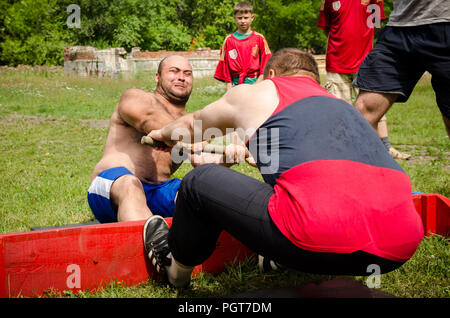 Komsomolsk am Amur, Russland, 1. August 2015. amateur Mas wrestling Wettbewerb unter Männern Stockfoto