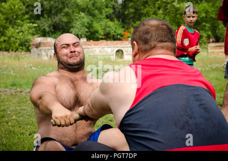 Komsomolsk am Amur, Russland, 1. August 2015. amateur Mas wrestling Wettbewerb unter Männern Stockfoto