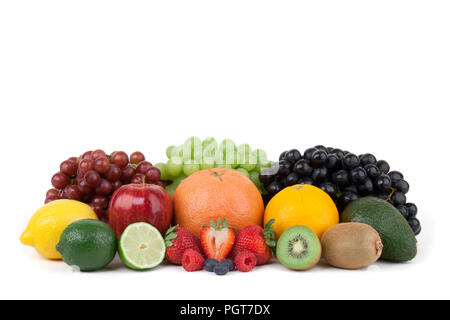 Sortiment von Obst isoliert auf weißem Hintergrund, Weintrauben, Zitrusfrüchte, Beeren, Kiwi, Avocado, Apfel, Orange, Zitrone, Limette Stockfoto