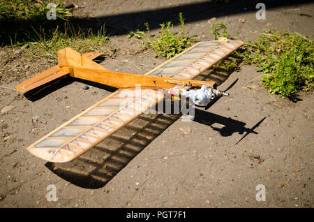 Komsomolsk am Amur, Russland, 1. August 2015. Railroader Tag. Kleine hausgemachte Holz- Ebene auf dem Boden vor dem Flug Stockfoto
