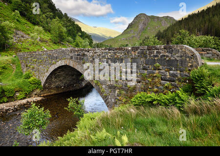 Alte Stein militärische Brücke Eas-Nan-Arm über den Fluß Shiel im Glen Shiel Kintail schottischen Highlands Schottland Großbritannien Stockfoto