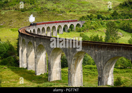 Kohle rot Tradition Jacobite Dampfzug in Harry Potter Filme am Glenfinnan Viadukt in den schottischen Highlands Schottland Großbritannien verwendet Stockfoto