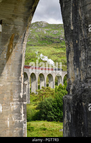 Ansicht des Erbes Jacobite Dampfzug durch konkrete Spalten der Glenfinnan Viadukt in den schottischen Highlands Schottland Großbritannien Stockfoto