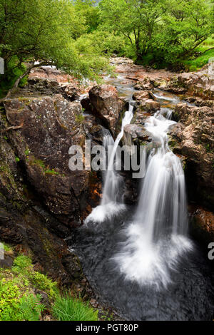 Lower Falls des Wassers von Nevis Fluss im Glen Nevis Tal bei Achriabhach schottischen Highlands Schottland Großbritannien Stockfoto