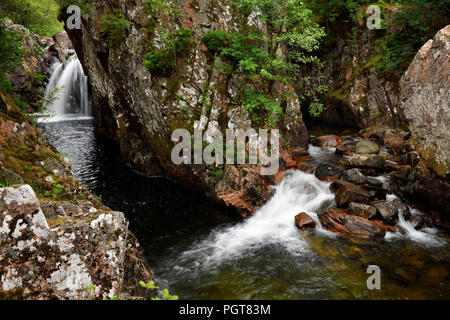 Untere Wasserfälle und Stromschnellen der Wasser des Flusses Nevis im Glen Nevis Tal bei Achriabhach schottischen Highlands Schottland Großbritannien Stockfoto