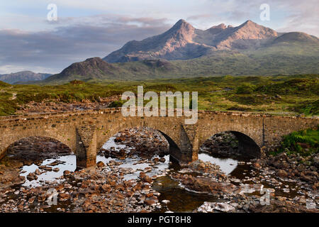 Sligachan Alte Brücke über den Fluss Sligachan mit Sgurr nan Gillean Höhepunkt der Black Cuillin Mountains mit letzten Abendlicht schottischen Highlands Schottland Stockfoto