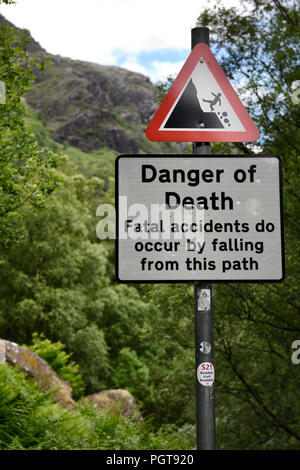 Schild an Steall Schlucht am Fuße des Ben Nevis Mountain Trail Steall Waterfall, die Gefahr des Todes von tödlichen fällt Schottland Großbritannien Stockfoto