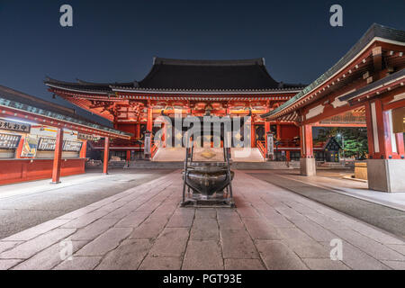 (Jokoro Räucherkessel) Senso-ji Tempel bei Nacht. Im Stadtteil Asakusa, Taito Bezirk, Tokyo Stockfoto